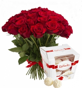 Розы (средние 55-60 см) - Букет из красных роз и "Рафаэлло"