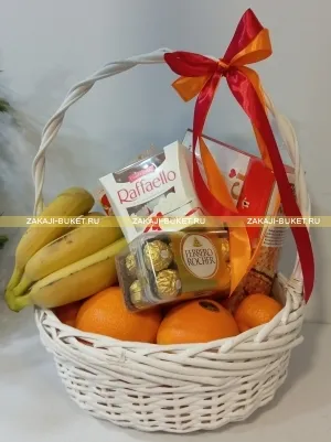 Подарочная корзина с фруктами , печеньем и конфетами - Подарочные корзины. Предзаказ за 1-2 дня до доставки .