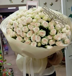 Нежный букет из кремовых кустовых розочек - Розы кустовые