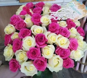 Букет из розовых и белых роз - Розы (средние 55-60 см) уточнять наличие.