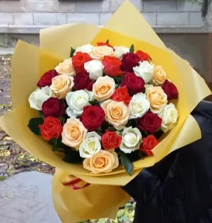 Букет из 35 разноцветных роз - Розы (средние 55-60 см) уточнять наличие.